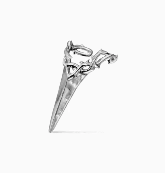 حرفه‌ای و مدرن، انگشتر نقره با طرح هنری و خیالی، مناسب استایل خاص و شیک، ایده‌آل برای ست کردن و ایجاد جذابیت در استایل روزمره و خاص.