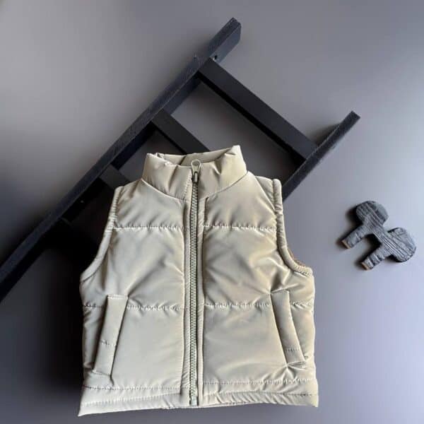 پافر نوزادی کرمی رنگ با زیپ و طراحی مدرن، مناسب استایل و روزمره، راحت و گرم، در فضای مد آنلاین، استایل، همونطور که تو میخوای.