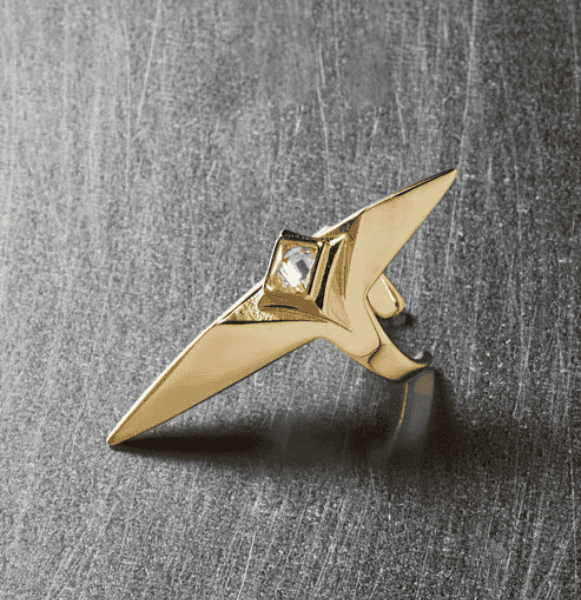 1. انگشتر طلایی با طراحی مدرن و نگین درخشان، مناسب استایل خاص و جذاب.