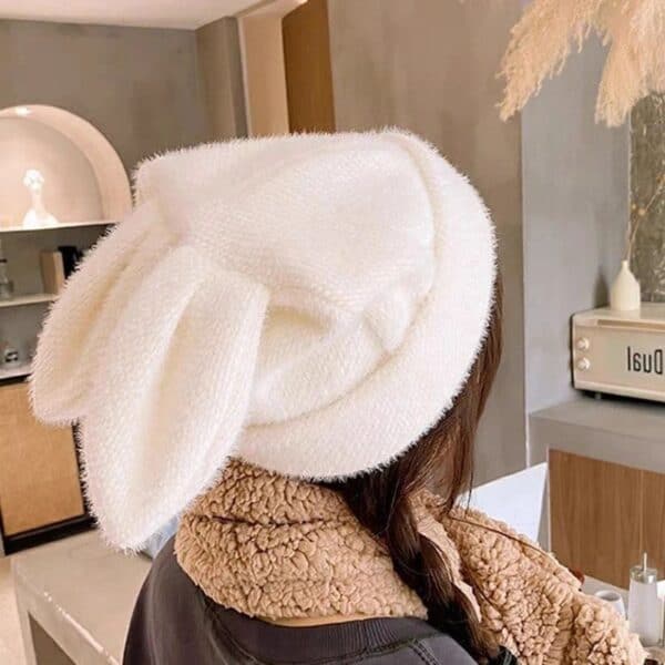 همونطور که تو میخوای، استایل زنانه با کلاه نرم و خوش‌دار در دکوراسیون داخلی مدرن و شیک.