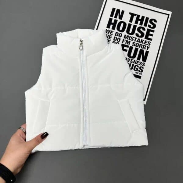 کاپشن بدون آستین سفید مدرن و شیک با زیپ مرکزی، مناسب استایل روزمره و فشن، در تصاویر استایل و ترویج سبک زندگی.