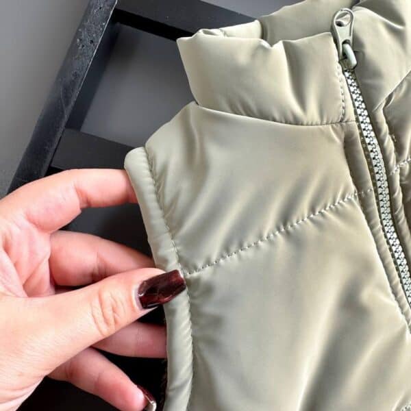 کمربند کت پفی کوتاه با زیپ و طراحی مدرن، مناسب استایل روزمره و فشن استایل.