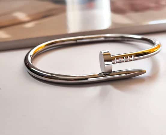 دستبند میخی استیل طرح کارتیر