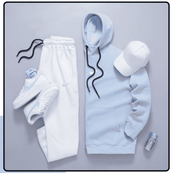 کفش ورزشی سفید، هودی و شلوار راحتی، کلاه بیس بال و نوشیدنی انرژی‌زا، استایل کژوال و ورزشی، لباس مناسب برای فعالیت‌های روزمره و ورزش، مجموعه لباس راحت و شیک برای استایل روزانه، لباس اسپرت با طراحی مدرن و راحت، پوشاک ورزشی و استایل روزمره، لباس‌های راحت و شیک مناسب برای تمرین‌های ورزشی و استراحت، استایل جذاب و راحت برای روزهای آرام و فعالیت‌های فعال، مجموعه لباس‌های ورزشی و کژوال با طراحی مدرن و رنگ‌های روشن، استایل راحت و مدرن برای علاقه‌مندان به ورزش و فشن، لباس‌های اسپرت و راحت مناسب برای تمرین و فعالیت‌های روزمره، استایل اسپرت و راحت برای استراحت و ورزش روزانه.