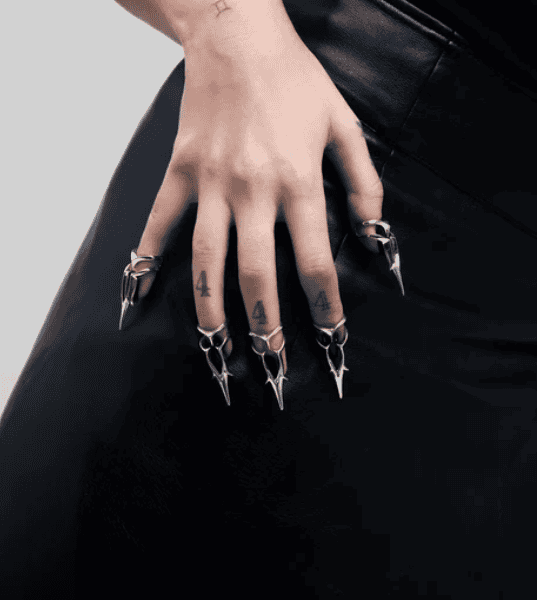 پلکسی فینگر در دست با طراحی یکتا و مدرن، استایل خاص و جذاب برای علاقمندان به مد و فشن، عالی برای تکمیل استایل روزمره و شبانه، مناسب برای استایلیست های جوان و شیک.