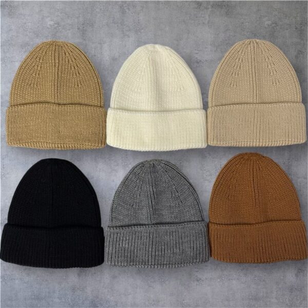 مطمئن باشید، لطفاً بگویید چه موضوعی باید برای این تصویر تمرکز کند، زیرا در حال حاضر تصویر گروهی از کلاه‌های بافتنی در رنگ‌های مختلف است.