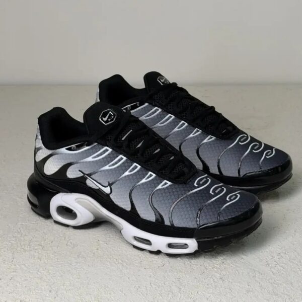 کفش نایک ایر مکس پلاس TN مشکی و نقره‌ای متالیک